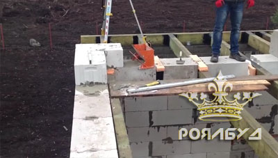 Перший ряд газобетону другого поверху Перший ряд газобетону другого поверху фото